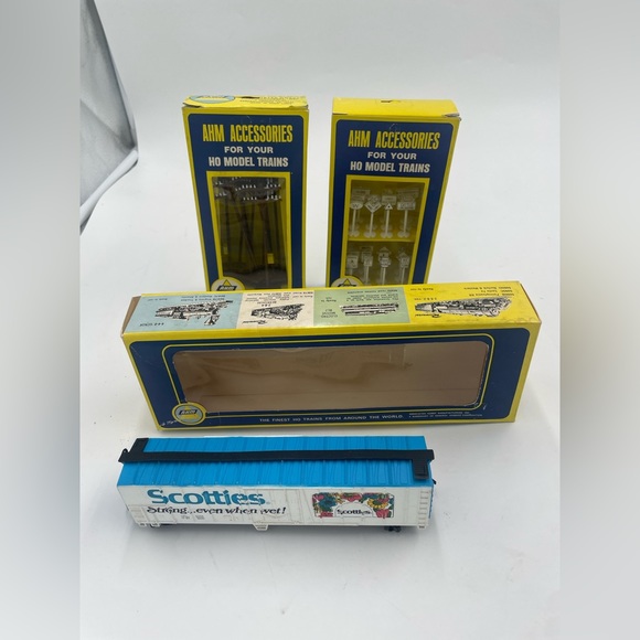 AHM Scotties Toilet Paper HO Train Car Mechanical Reefer with accessories bundle - Picture 1 of 12